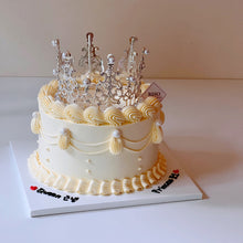 Load image into Gallery viewer, Vintage Tiara Cake
